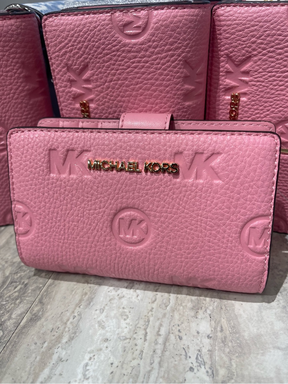 Michael KORS Jet Set Travel Md Zip CN Logo Debossed Bifold Wallet
Carnation 
NWT